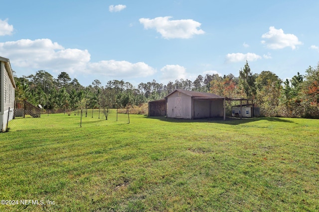 view of yard with an outbuilding