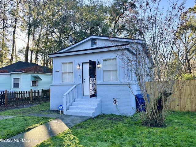 view of front of property featuring a front yard