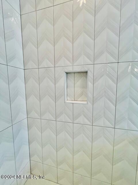 details featuring walk in shower