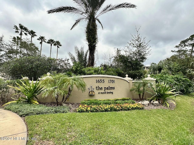 community sign with a yard