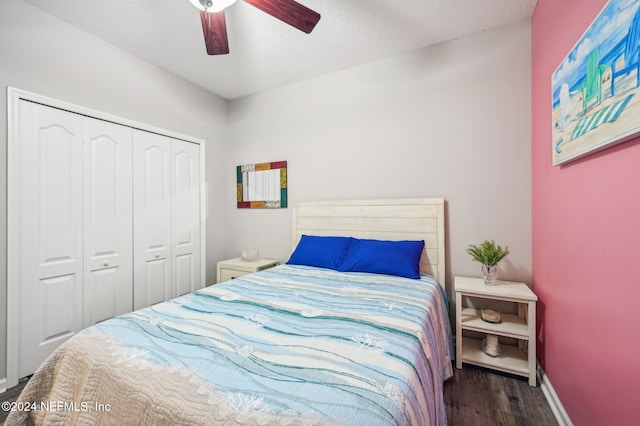 bedroom with a closet, ceiling fan, a textured ceiling, and dark hardwood / wood-style flooring