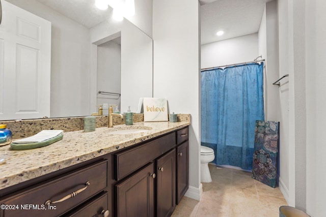 full bath featuring baseboards, toilet, a shower with curtain, and vanity