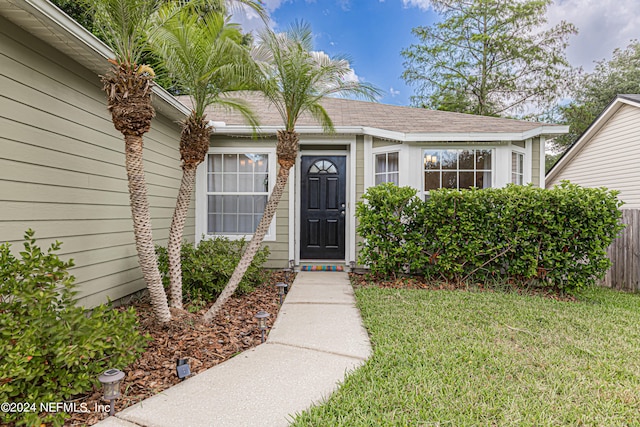 property entrance featuring a yard