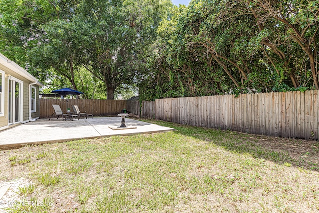 view of yard featuring a patio