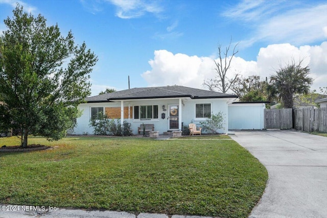 single story home featuring a front lawn