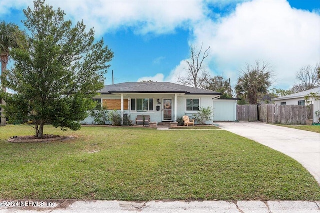 ranch-style house featuring a front yard