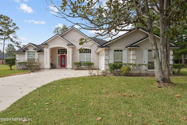 single story home featuring a front yard