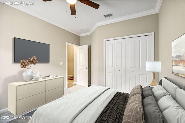 bedroom with ornamental molding, a closet, and ceiling fan