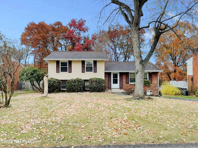 view of front of property with a front yard