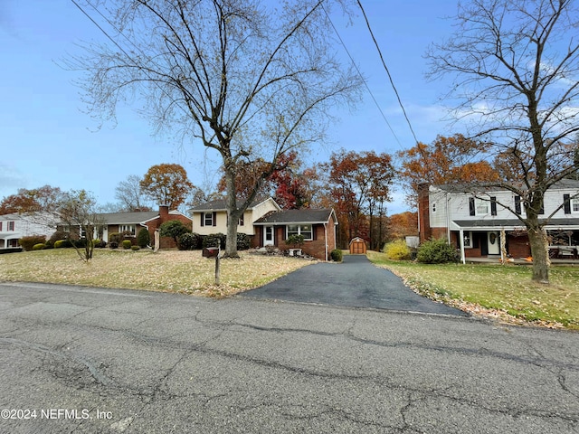 view of front of property featuring a front lawn