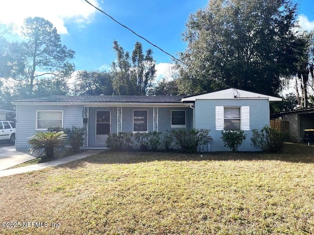 single story home featuring a front yard