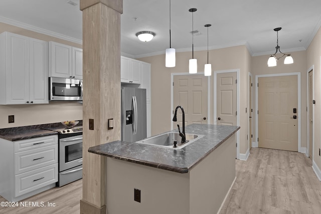 kitchen with appliances with stainless steel finishes, sink, a center island with sink, and hanging light fixtures