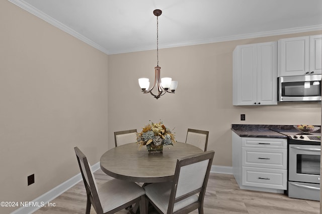 dining area with an inviting chandelier, light hardwood / wood-style flooring, and crown molding