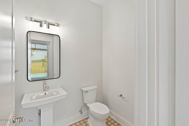 bathroom featuring toilet