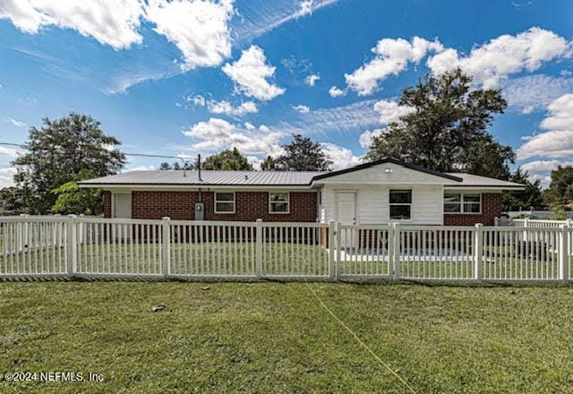 ranch-style house featuring a front lawn