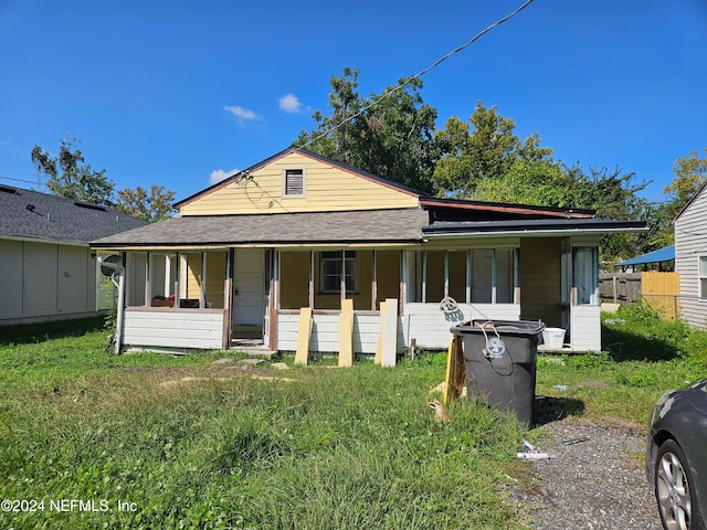 view of front of property featuring a porch and a front lawn