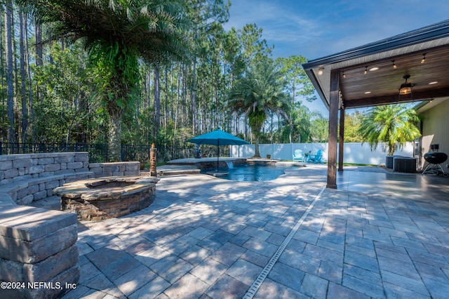 view of swimming pool featuring a jacuzzi and a patio area