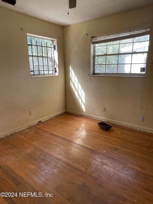 unfurnished room featuring wood-type flooring and ceiling fan