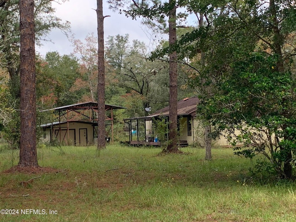 view of yard with an outdoor structure