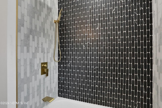 bathroom with tiled shower / bath combo