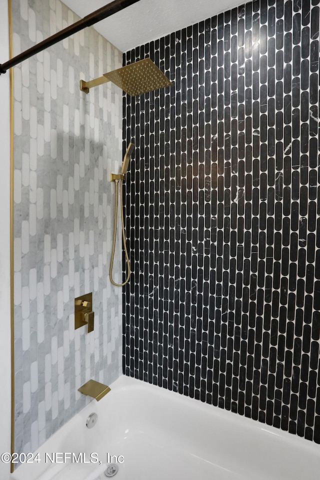 bathroom featuring tiled shower / bath combo