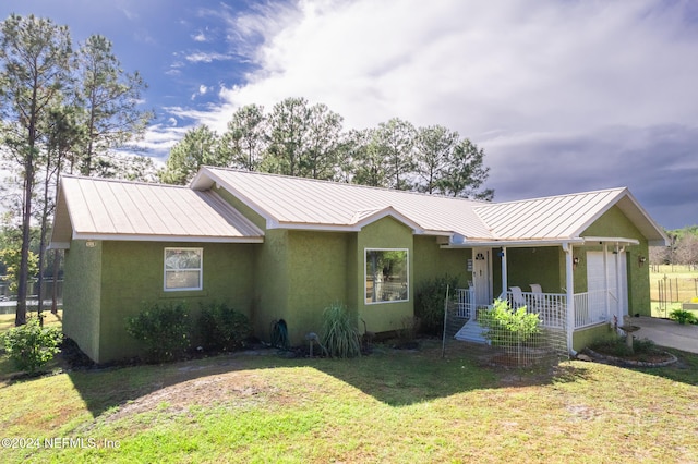 single story home featuring a front lawn and a porch