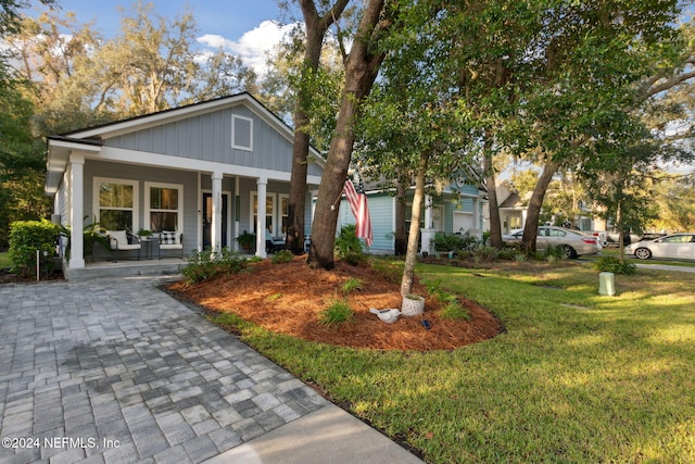 view of front facade featuring a porch and a front lawn