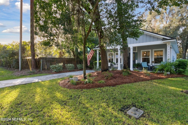 view of front facade featuring a front lawn