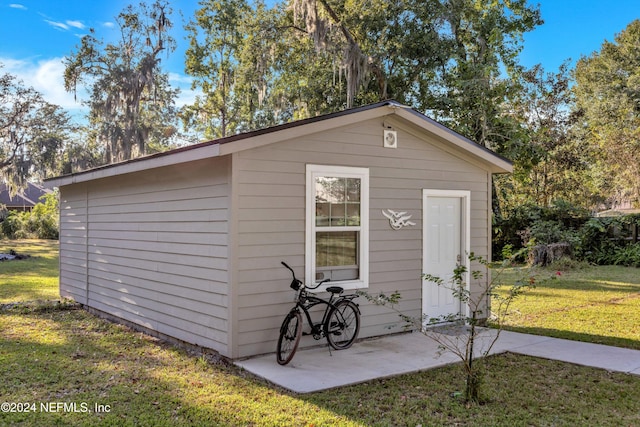 view of outdoor structure with a yard