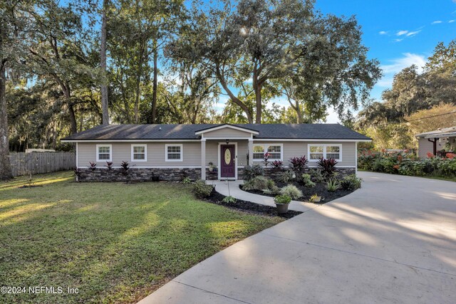 ranch-style home with a front lawn