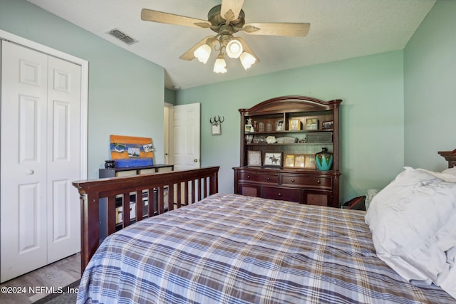 bedroom featuring a closet, ceiling fan, a textured ceiling, and wood-type flooring