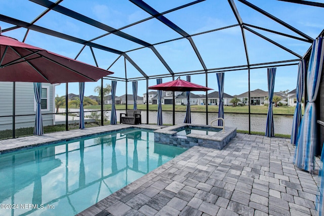 view of pool with an in ground hot tub, a water view, and a lanai