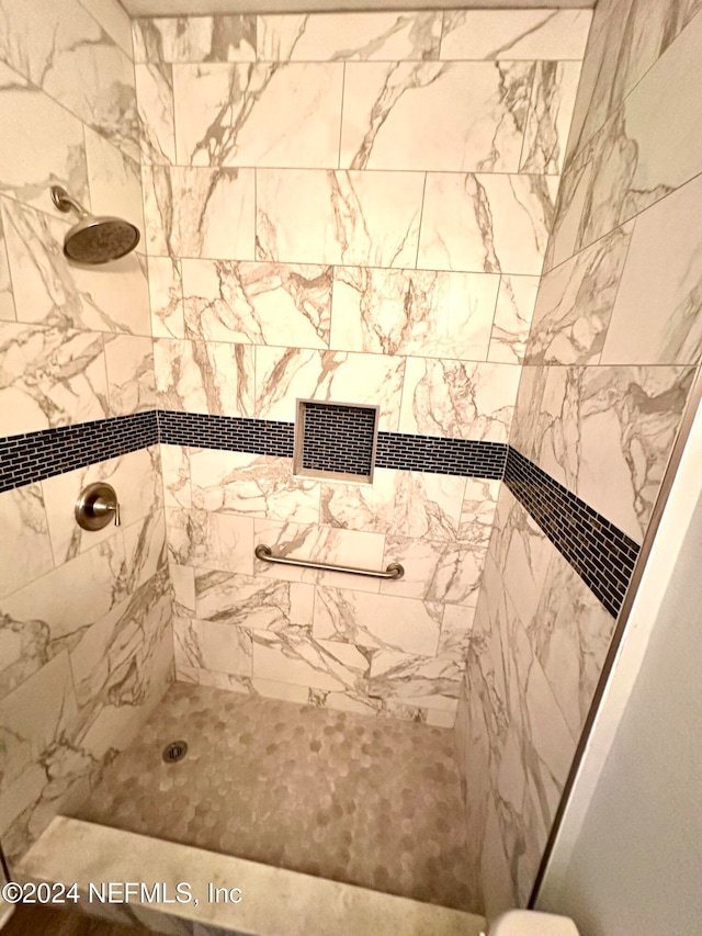 bathroom featuring a tile shower