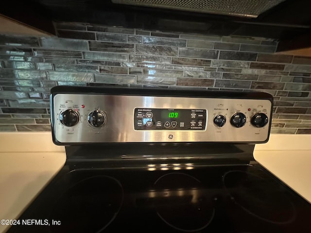 details featuring tasteful backsplash