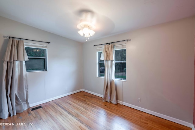 unfurnished room featuring light wood-type flooring and ceiling fan