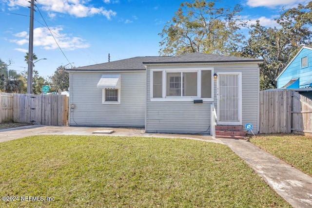 bungalow-style home featuring a front lawn