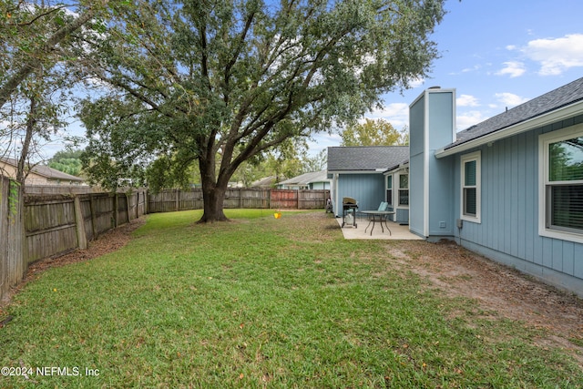 view of yard featuring a patio