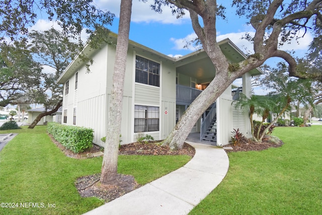 view of front of property featuring a front yard