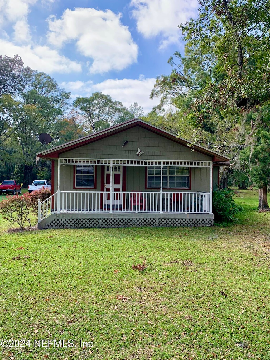 view of front facade with covered porch and a front lawn