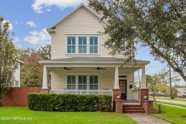 view of front of property with a front lawn, ceiling fan, and covered porch