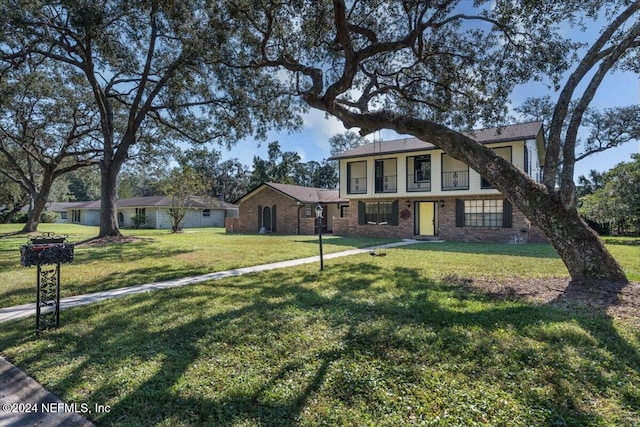 view of front of home featuring a front lawn