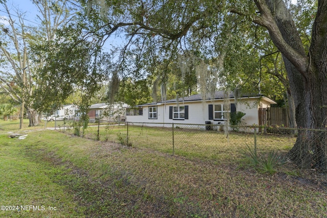 exterior space featuring a yard