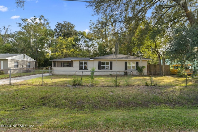 view of front of home featuring a front lawn