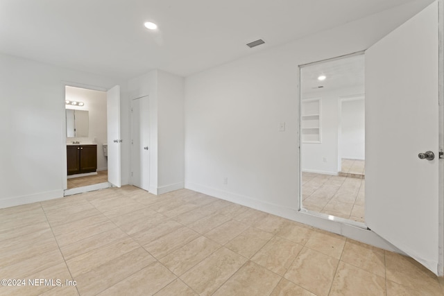 empty room featuring light tile patterned floors