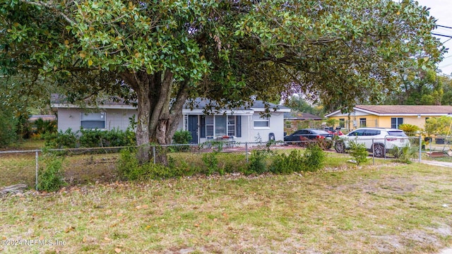 view of front of house featuring a front lawn