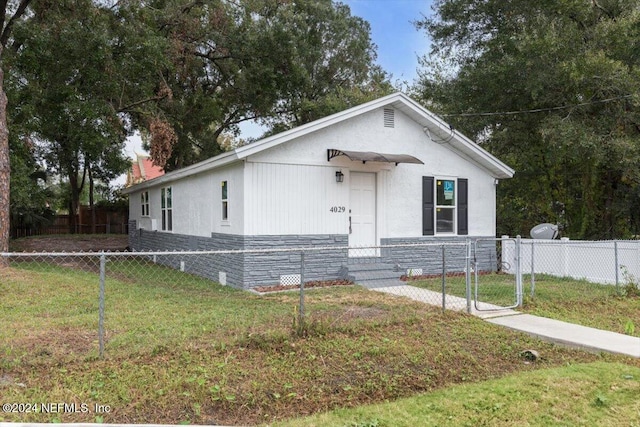 view of front of property featuring a front yard