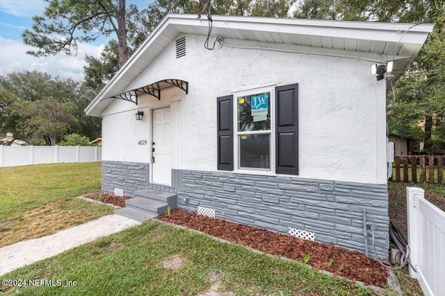 bungalow-style house with a front lawn