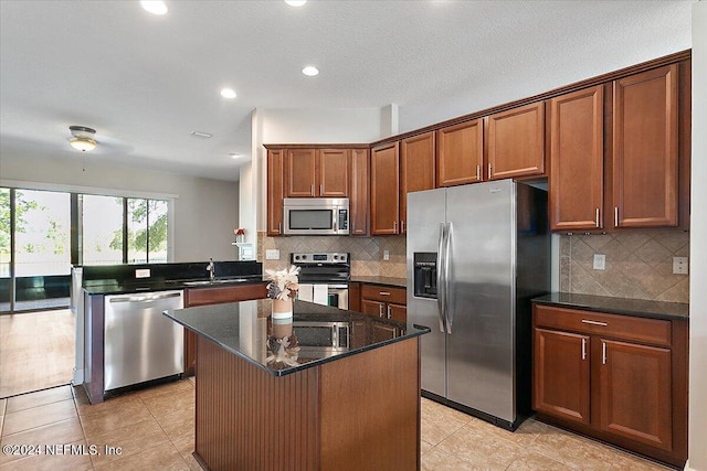 kitchen featuring sink, decorative backsplash, kitchen peninsula, and stainless steel appliances