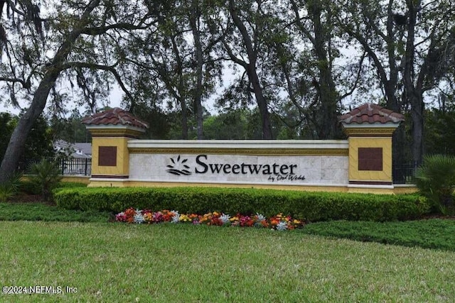 community sign with a lawn