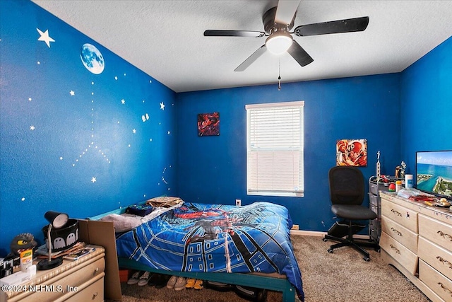 bedroom featuring a textured ceiling, carpet flooring, and ceiling fan